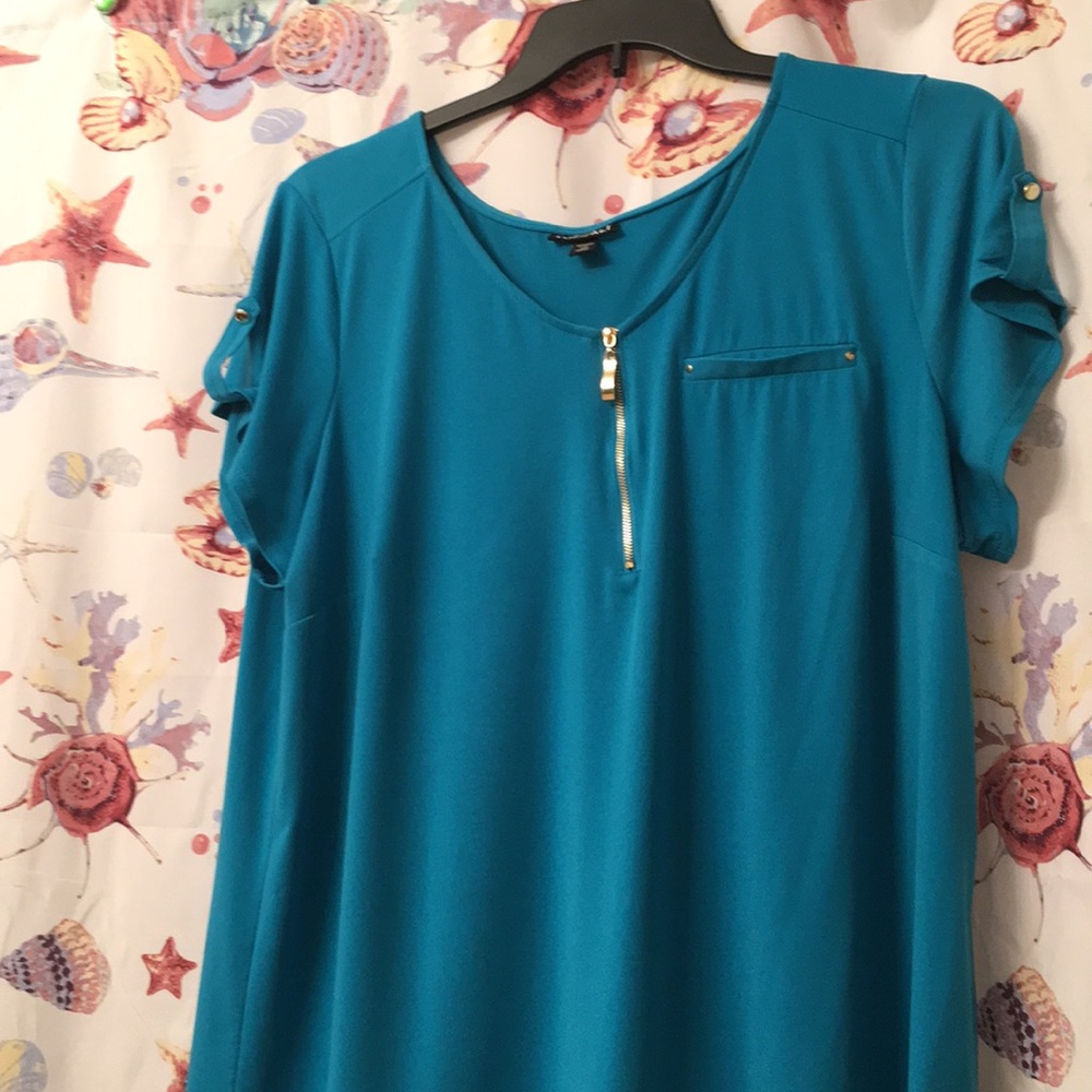Turquoise short sleeve dress blouse w/gold accent